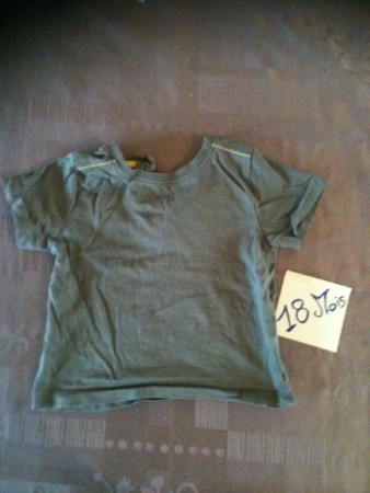 n°21 : t-shirt vert/kaki 1.50€