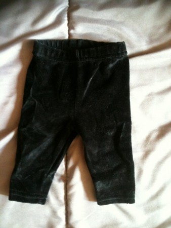 n°34 : pantalon velour noir 2.20€